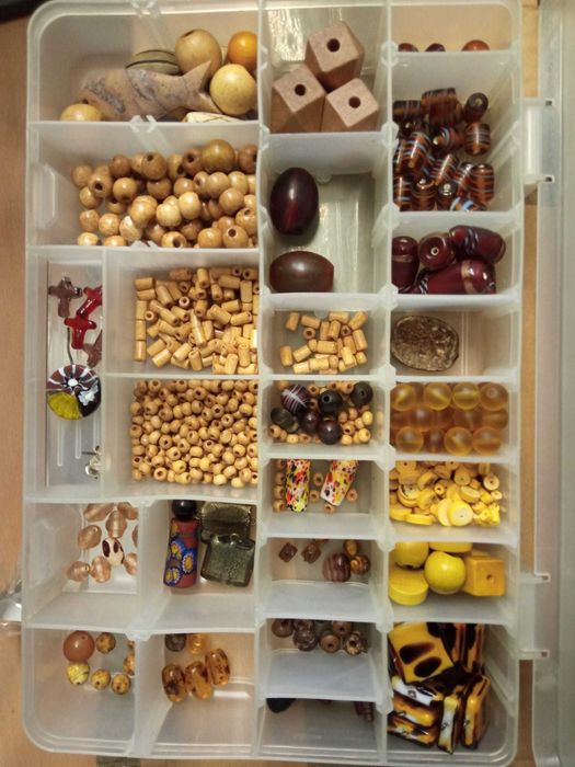 Missangas e acessórios para execução de colares, pulseiras, aneis etc