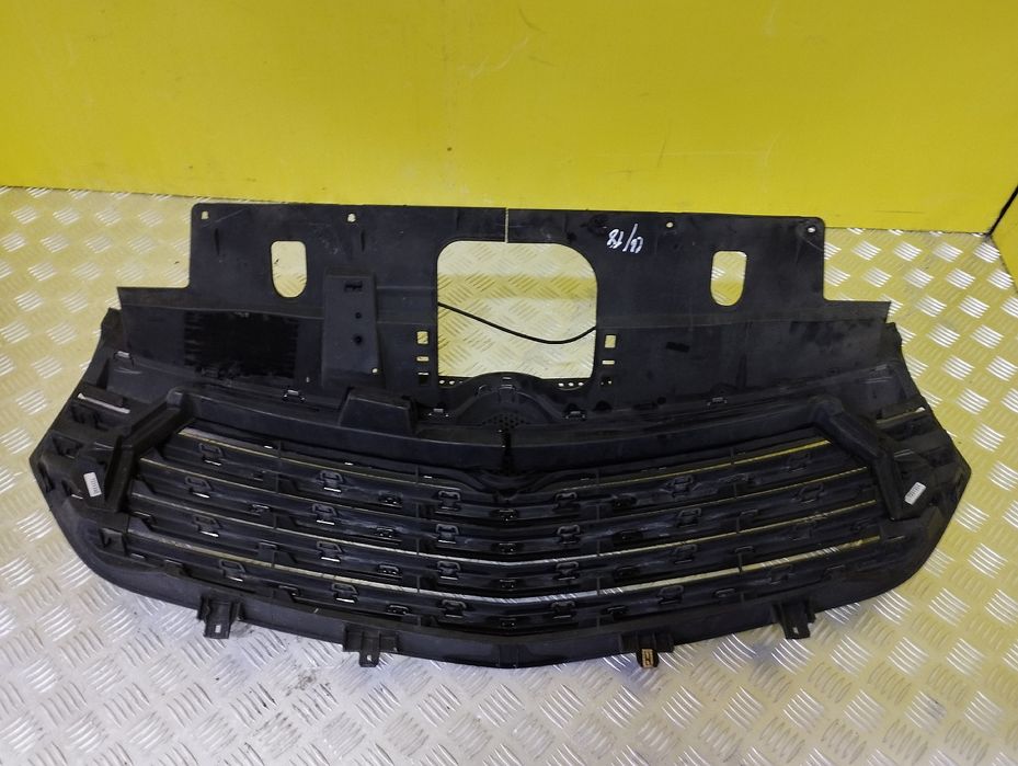 Решітка радіатора Трафик Виваро Renault Trafic 3 Opel Vivaro