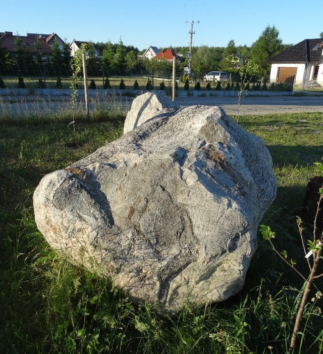 Kamienie Ozdobne, Monumenty Obeliski