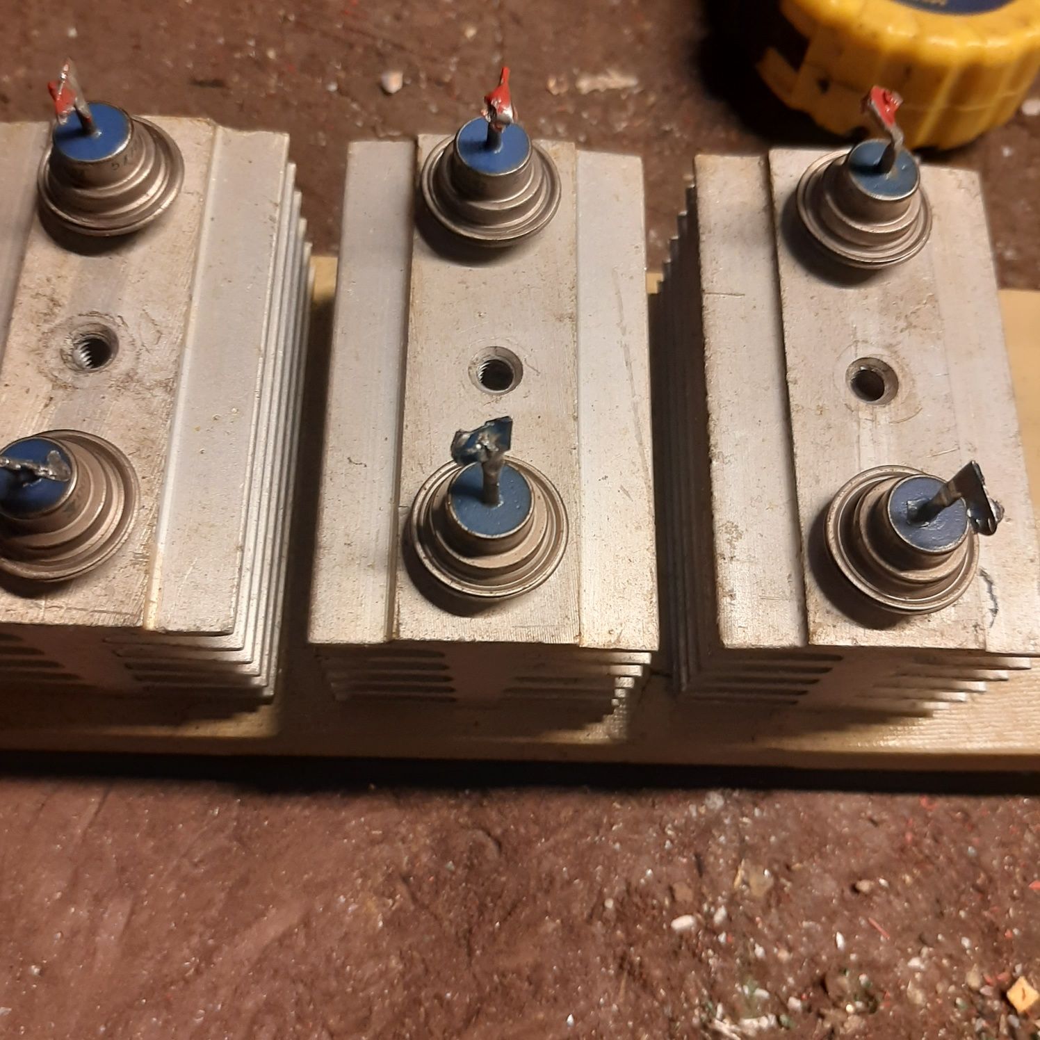 Diody D01-10-12 i D01-10R-12 z radiatorami