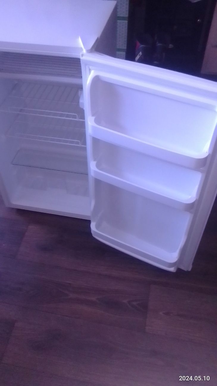 Холодильник 94литра с морозилкой.