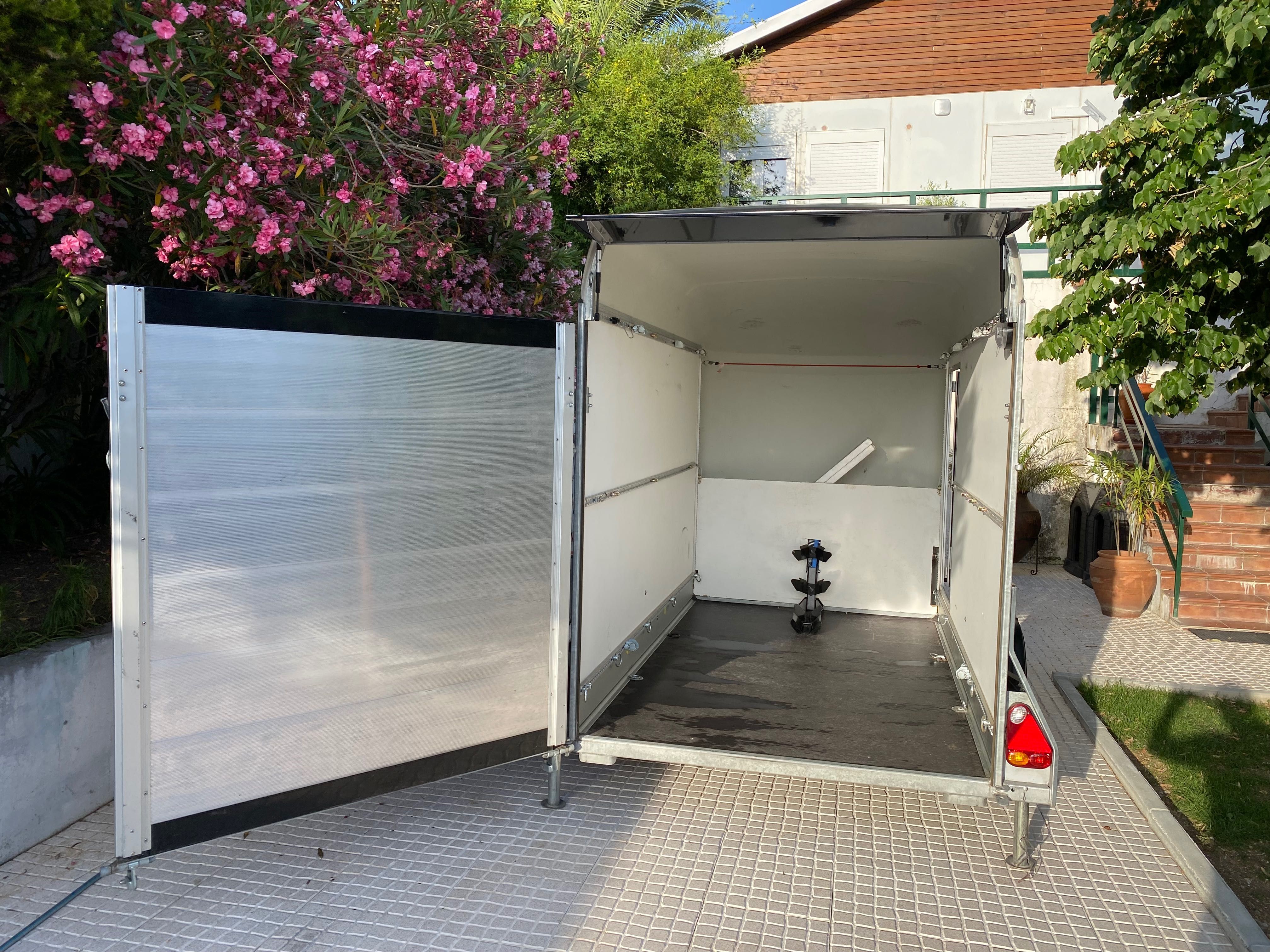 Atrelado de carga fechado DEBON Roadster300