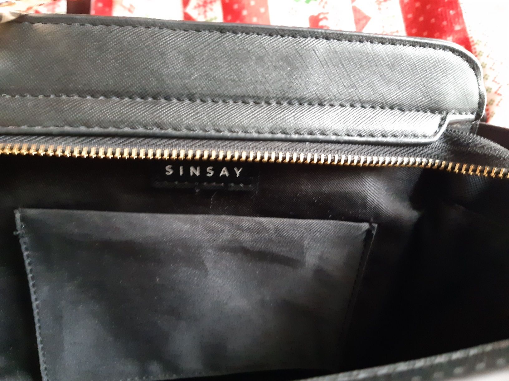 czarna mała torebka z Sinsay