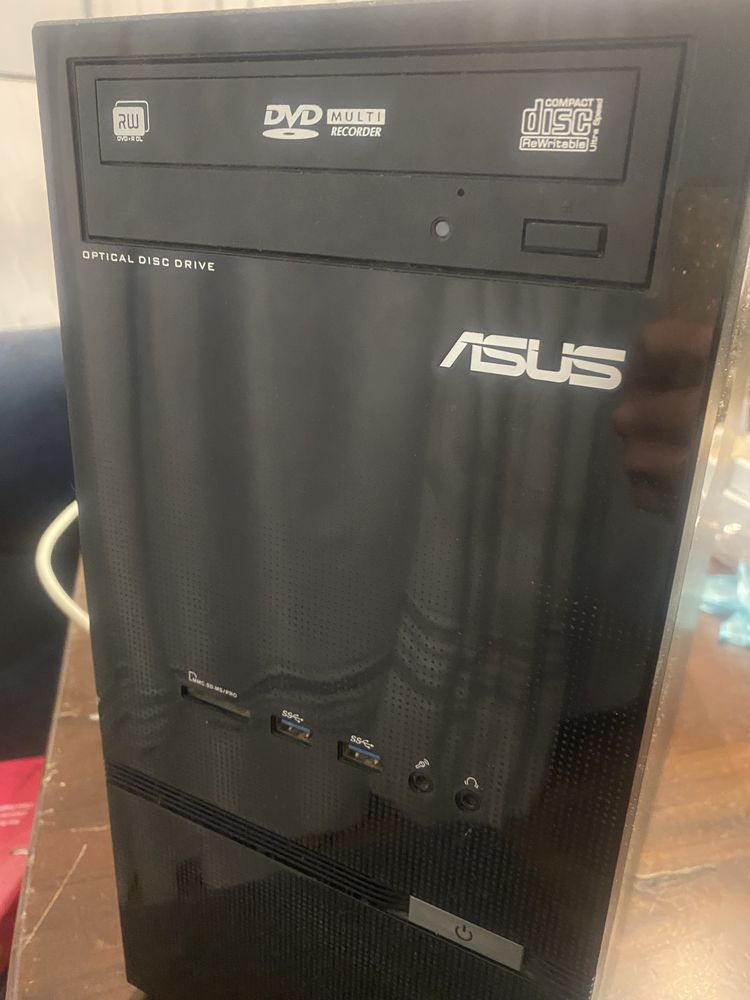 Computador ASUS torre.