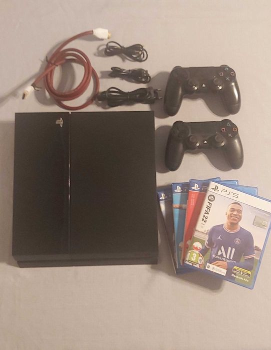 Sony PlayStation 4, dwa pady, 4 gry i kabelki