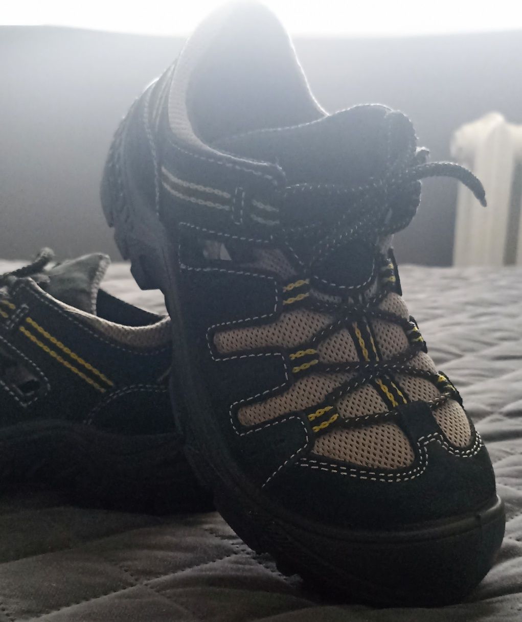 Buty robocze 38 , z blachą , nowe.