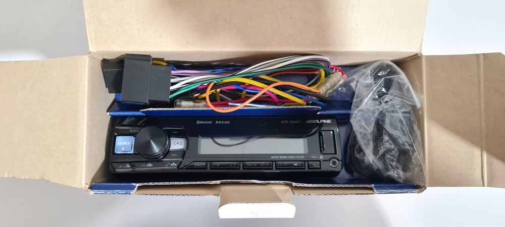 Auto-rádio Alpine UTE-200BT em caixa c/ novo, tem Bluetooth