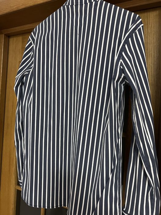 Стильна сорочка у смужку.