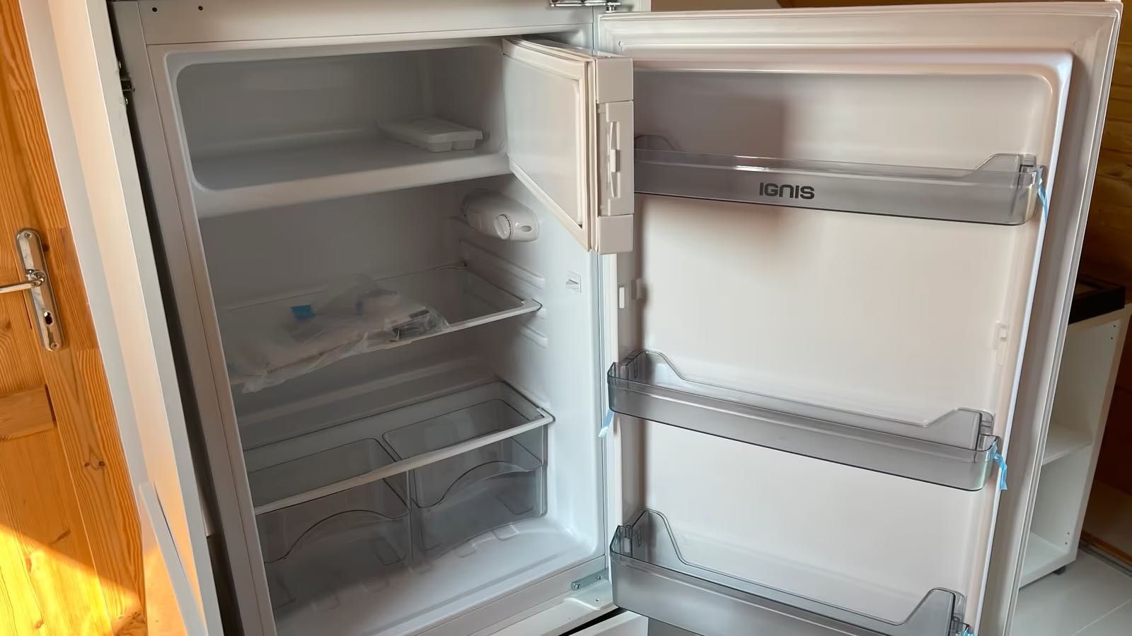 Biała kuchnia L front połysk piec, płyta ceramiczna, lodówka, 2 szafki
