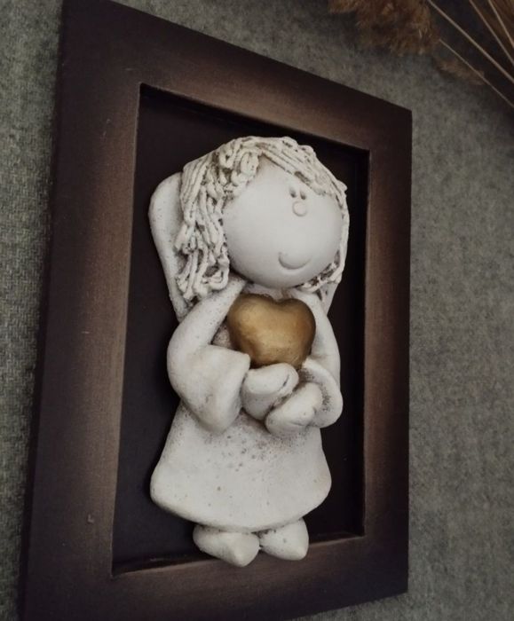 Obraz w drewnianej ramce figurka 3D Anioł Stróż ze złotym sercem ozdob