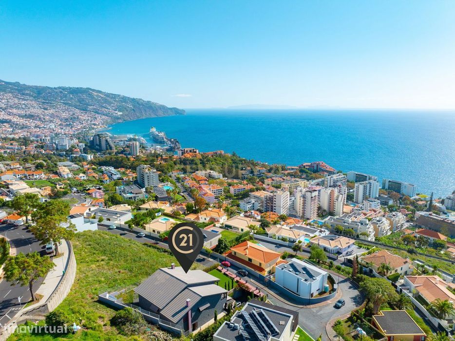 Luminosa Moradia de Arquitetura Helvética e Extraordinária Vista Panor