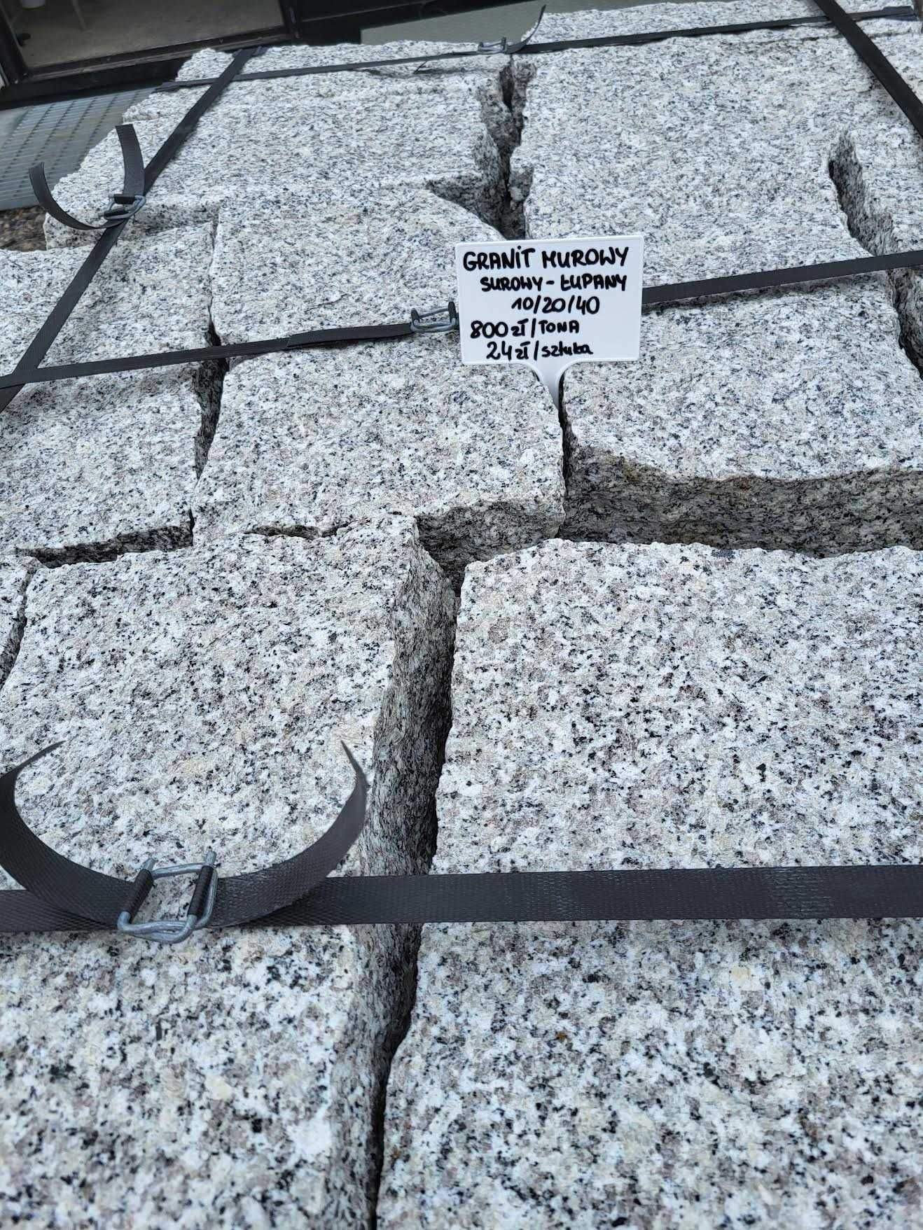Słupek granitowy szary surowy łupany Granit murowy Kamień murowy szary