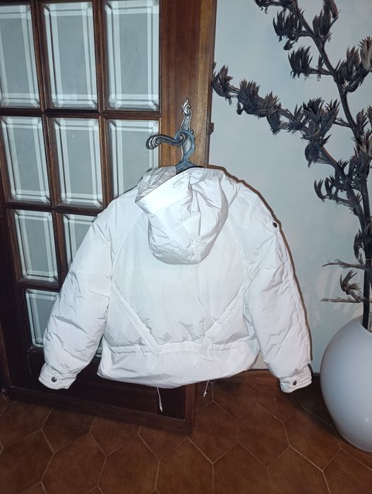 Colcha dupla face com duas almofadas cheias e um lençol de elástico