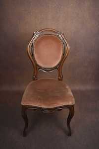 Śliczne krzesło retro ludwikowskie ćwiekowane na sesje