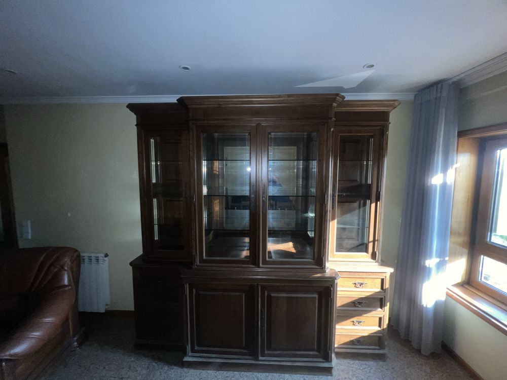 Vendo mobila completa de sala. Madeira massiça e couro castanho.