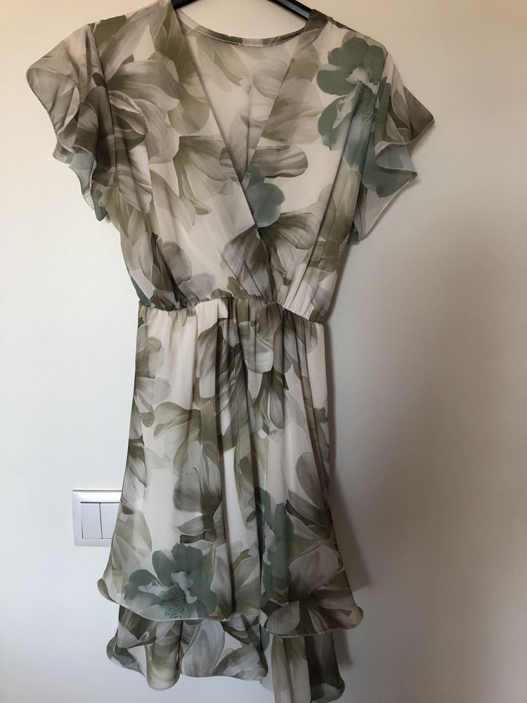 Vestido novo com etiqueta floral verde