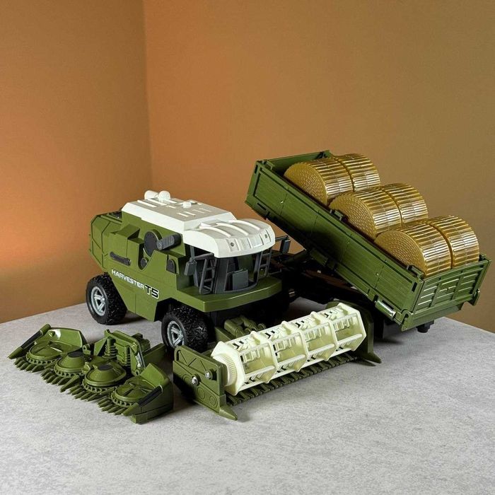 Комбайн на пульті управління Harvester з причепом та сіном. Трактор