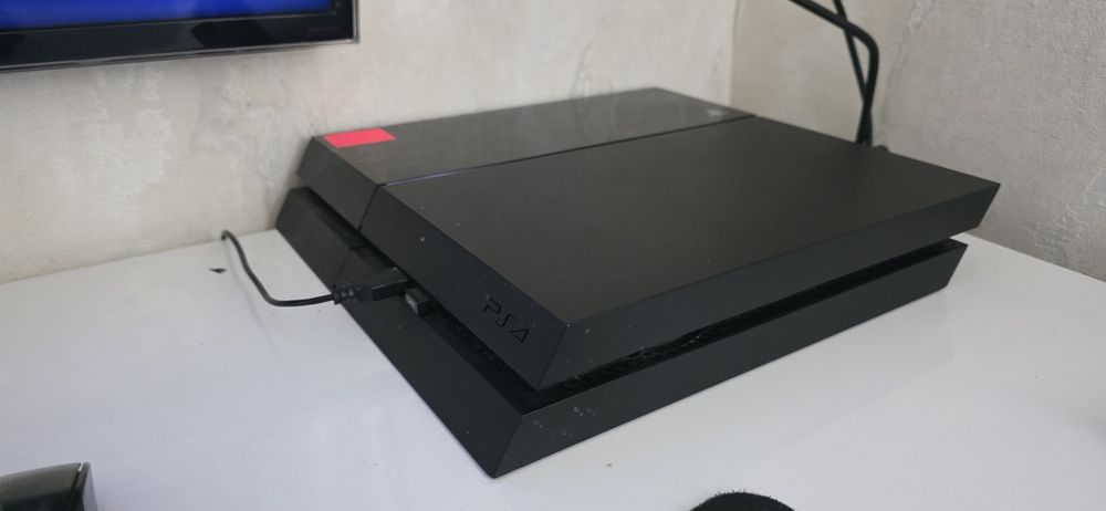 Ігрова приставка PS4
