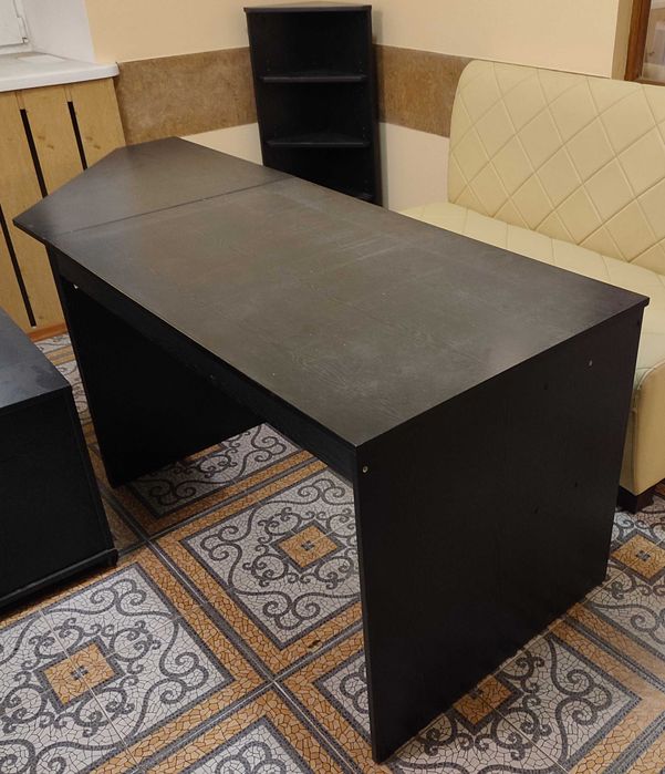 Комплект чорних офісних меблів (стіл, шафа, кутові полиці, тумби).