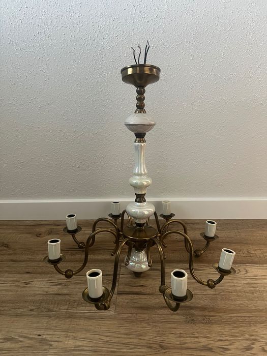 Mosiężny żyrandol w stylu retro z ceramiką.