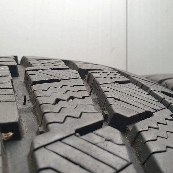 Opona zimowa Michelin Agilis Alpin 215/65R16/109 R przyczepność na śni