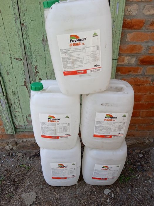 Каністри на 20 літрів