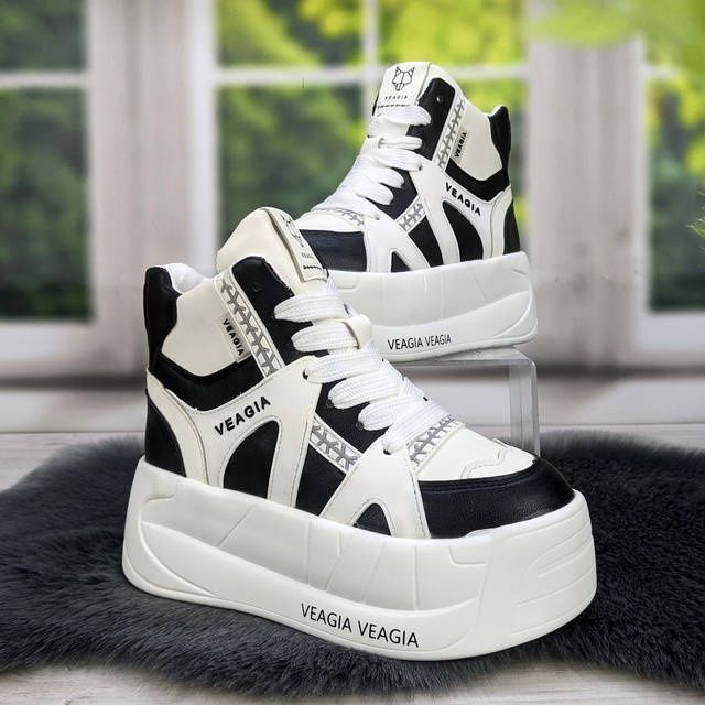 Кросівки хайтопи крутенські.