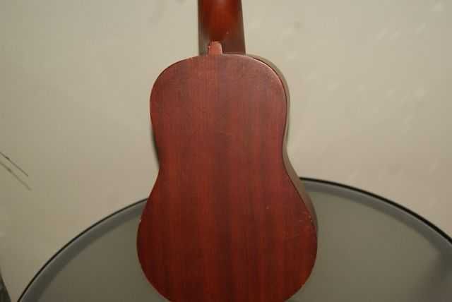 Ukulele C. Giant