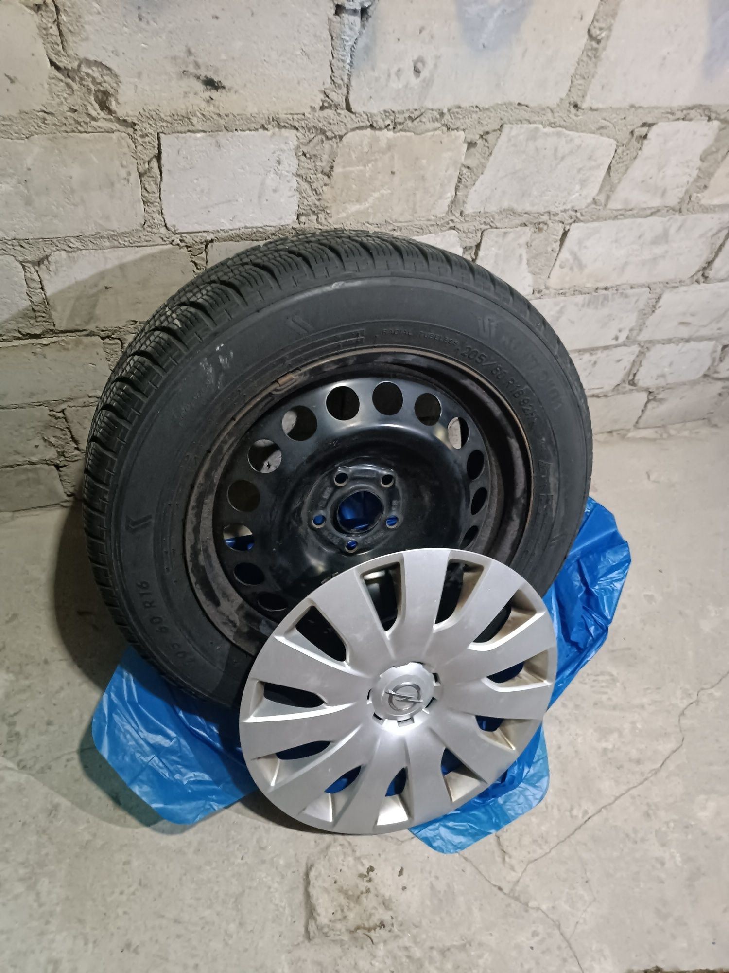 Komplet kół z oponami zimowymi 205/60 r16 kormoran