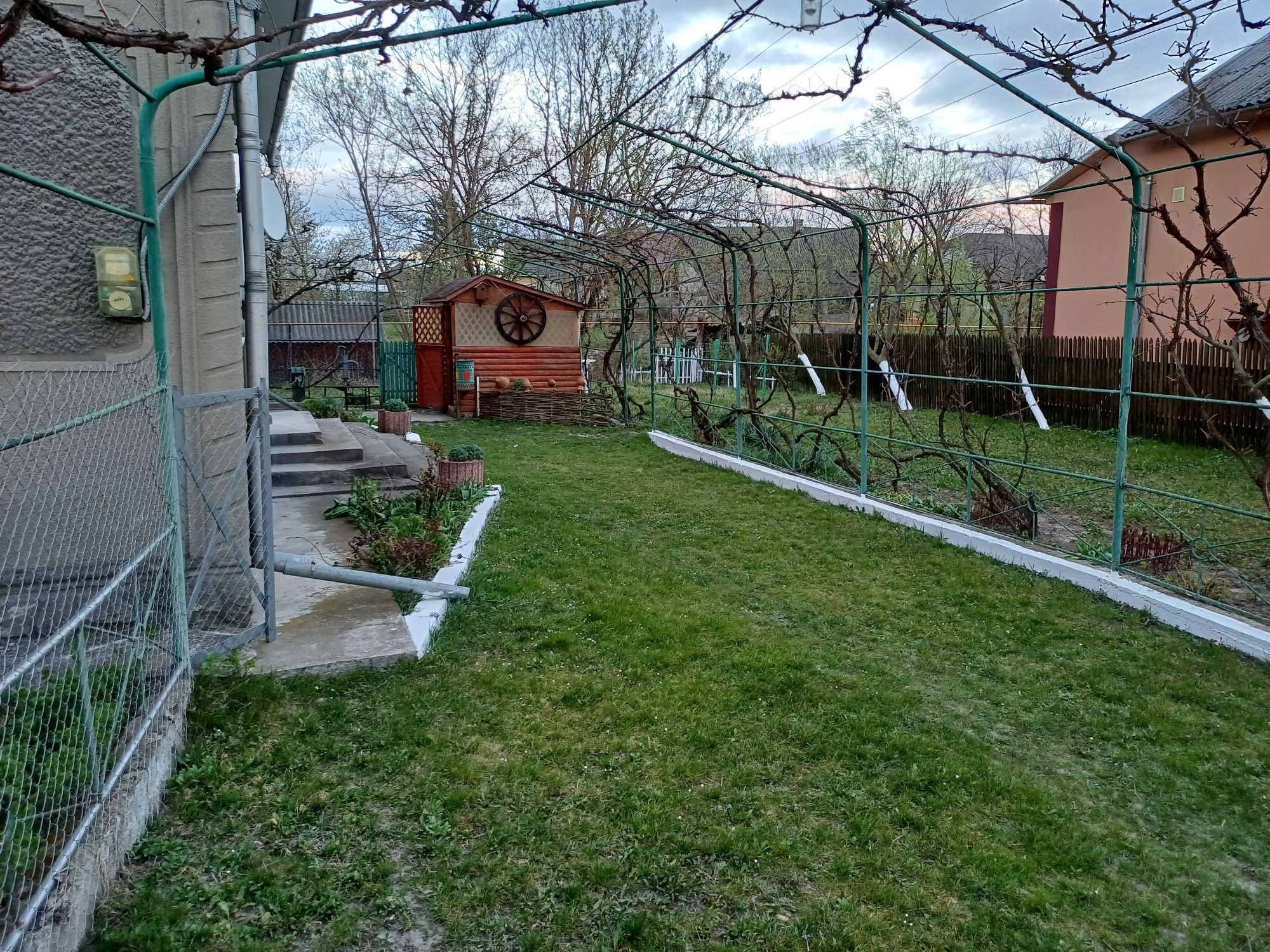 Продається будинок в м. Новоселиця, район  лазні, поблизу парку.
