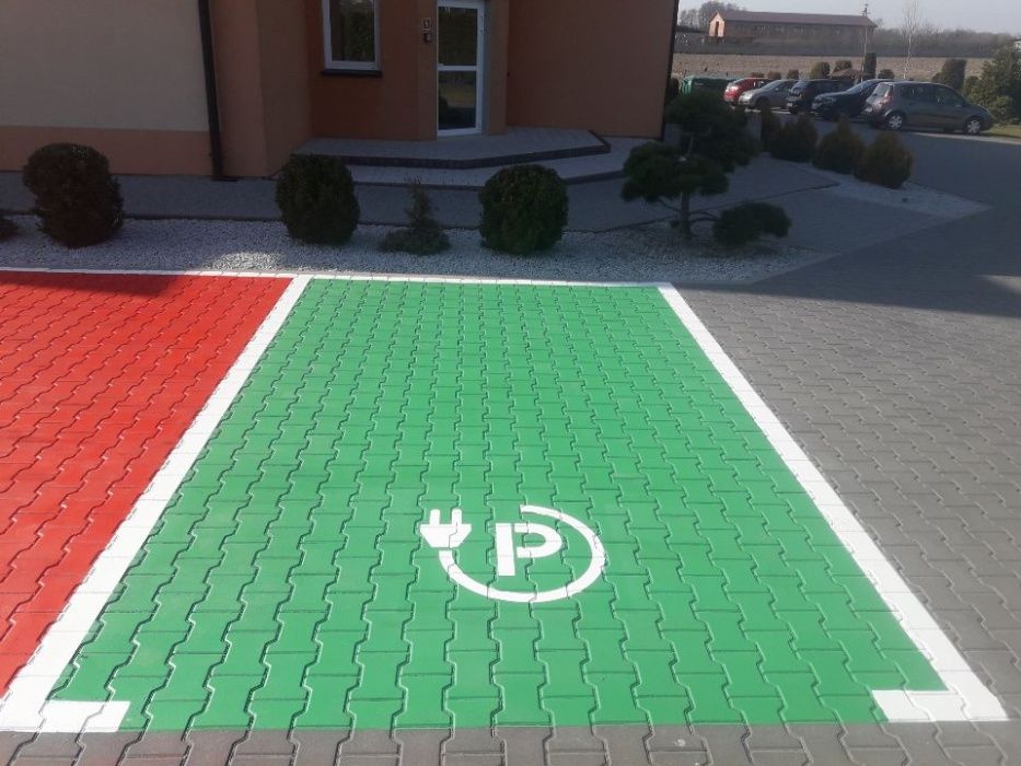 Malowanie oznakowania poziomego miejsc, kopert, linii, pasów.