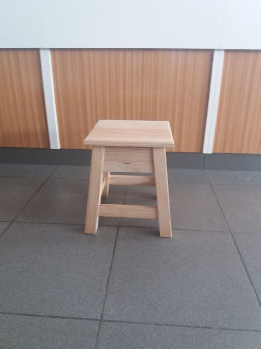 Banco pequeno em pinho natural