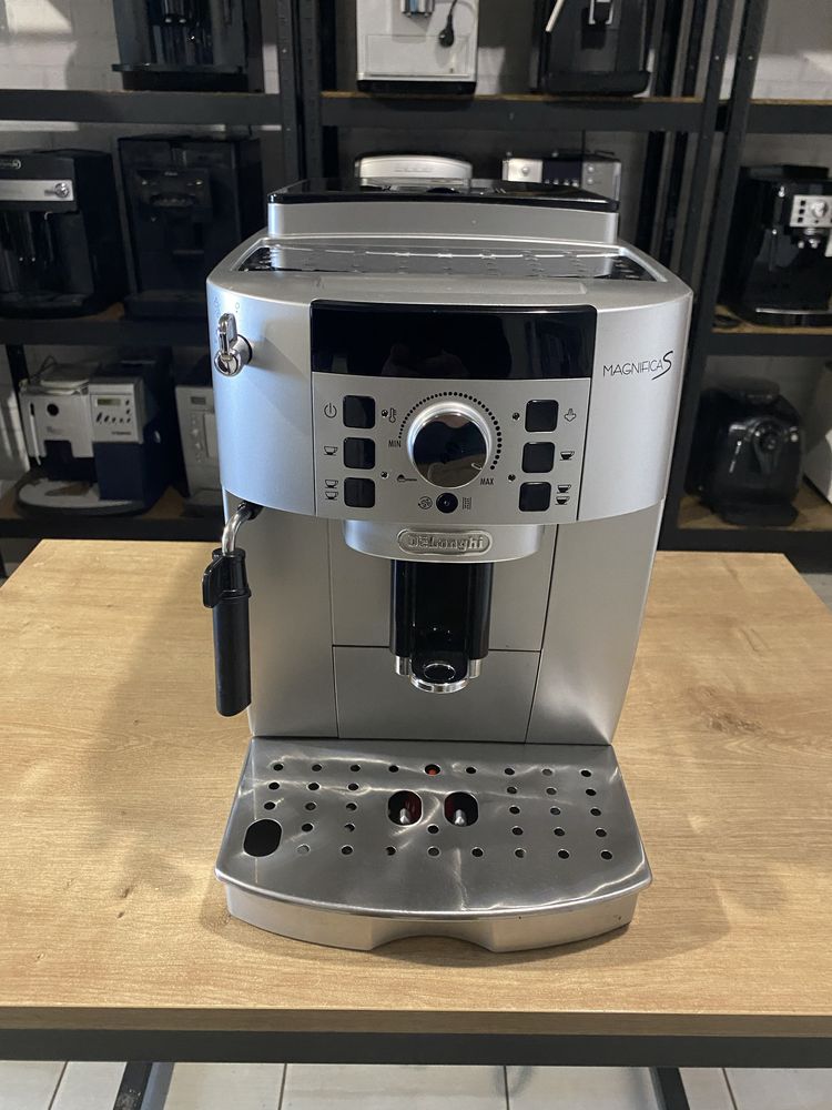 Автоматична кавомашина Delonghi magnifica s , ідеально для дома