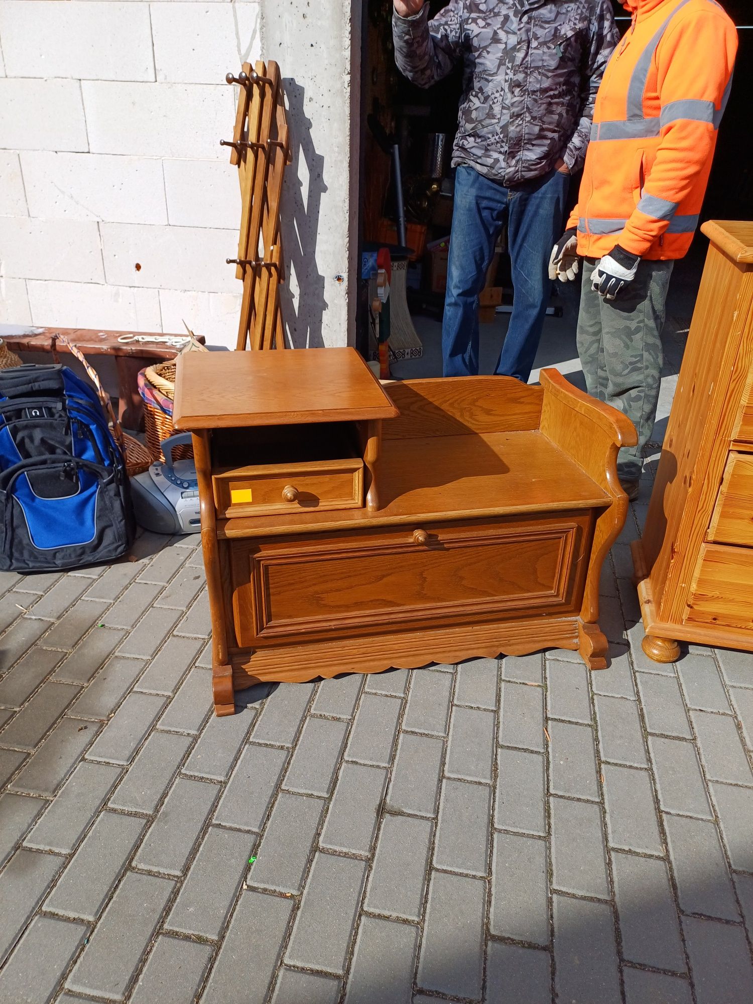 Ciekawa dębowa telefonierka