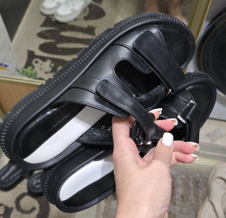 Шльопанці шкіряні  чорні