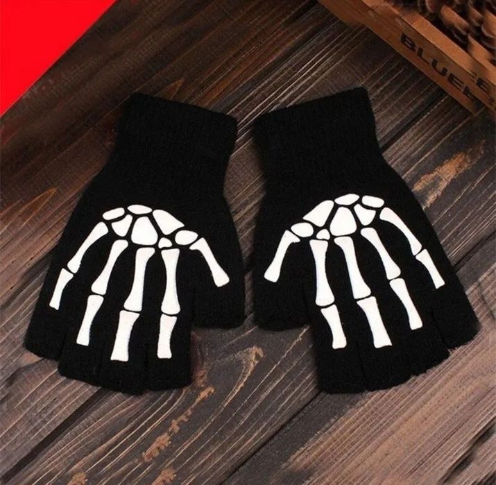 Перчатки без пальцев с принтом