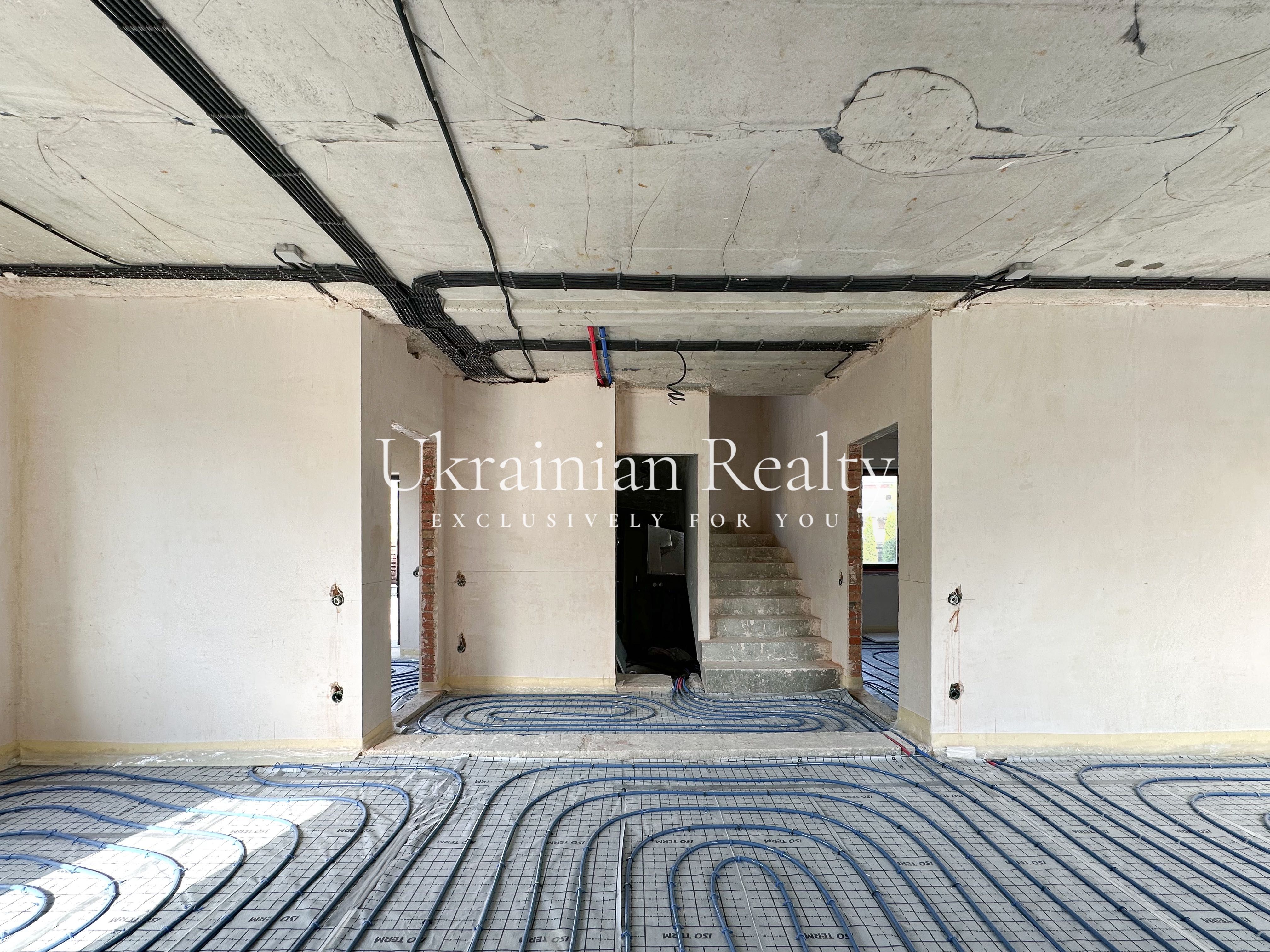 Продаж будинку з ландшафтним дизайном у Козині