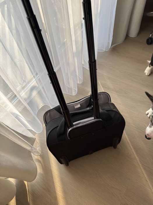 маленька валіза. на колесах