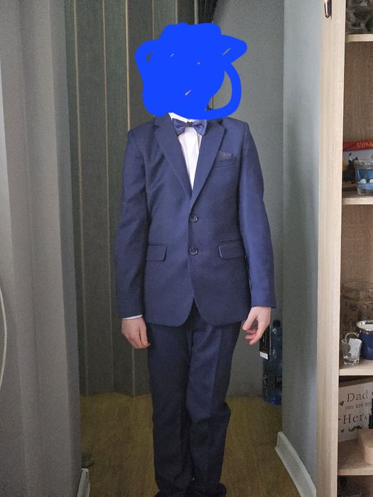 Sprzedam garnitur komunijny cena 350zl