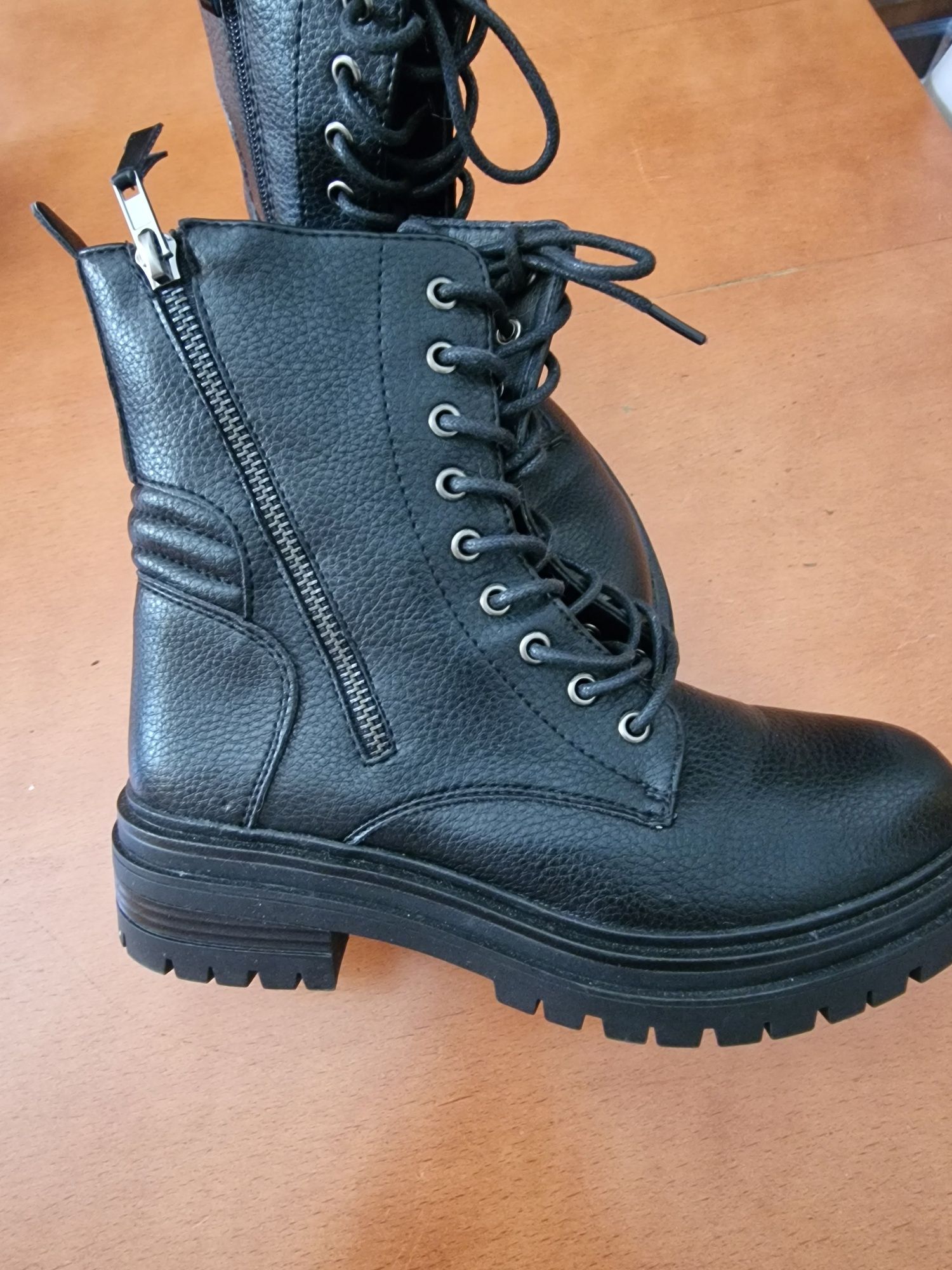 Botas novas em pele