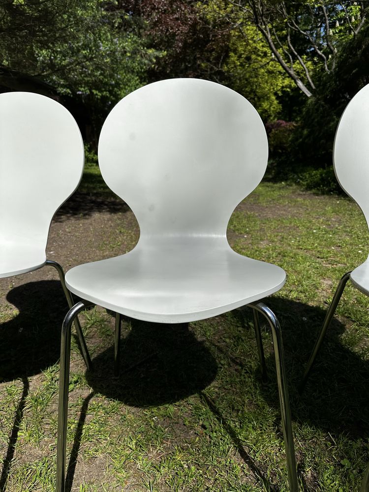 Minimalistyczne, białe, duńskie krzesła w stylu arne jacobsen