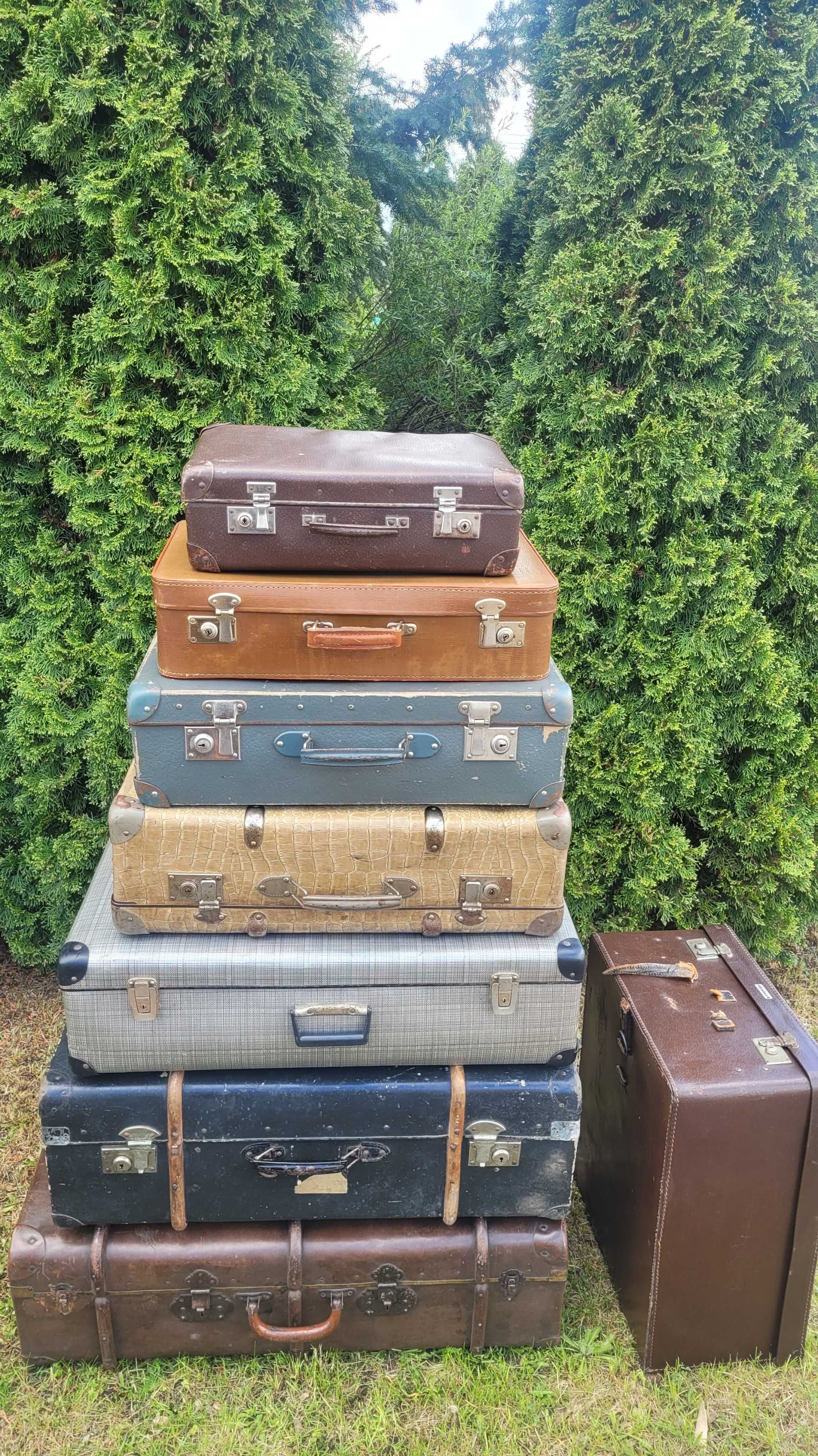 Zabytkowe walizki podróżne.