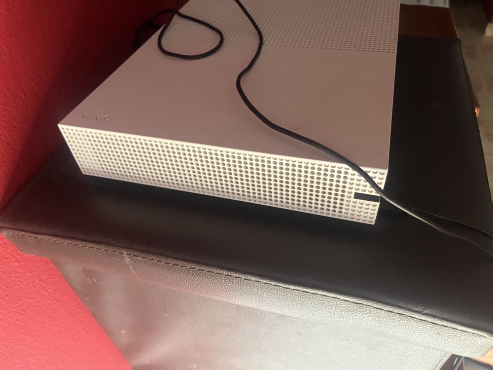 Xbox one s branca 500 gb com 1 comando e 20 jgs