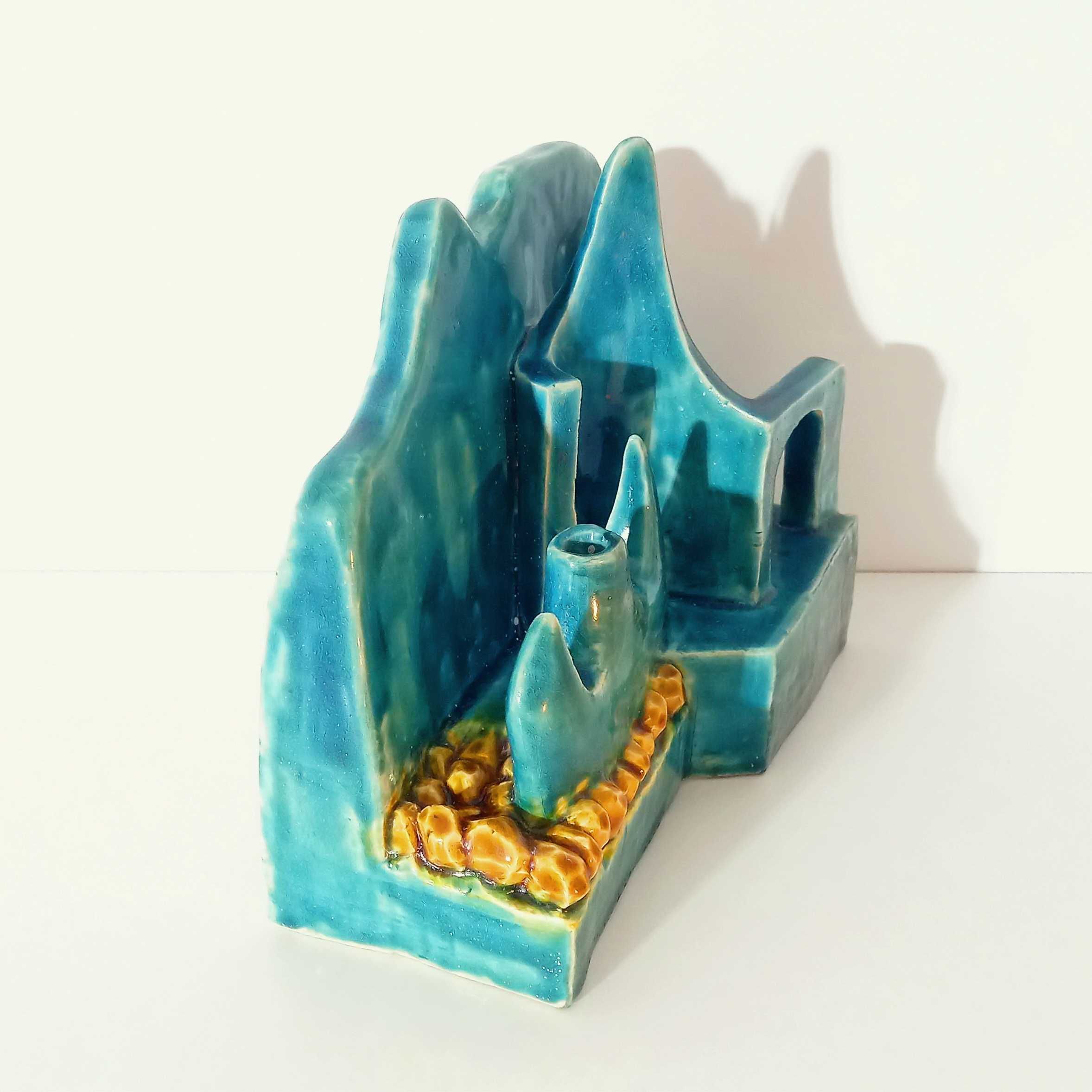 Escultura de estilo dos meados do século. Peça única.
