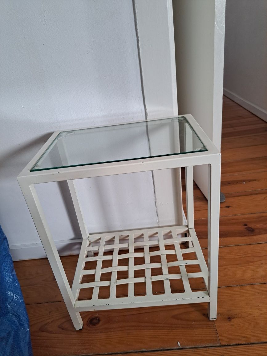 Mesa de cabeceira em ferro forjado