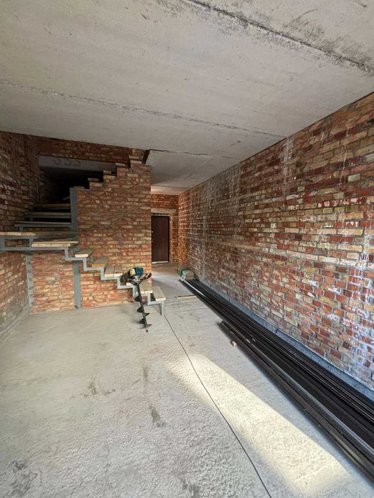 Новий таунхаус з червоної цегли в центральній частині міста. Галина