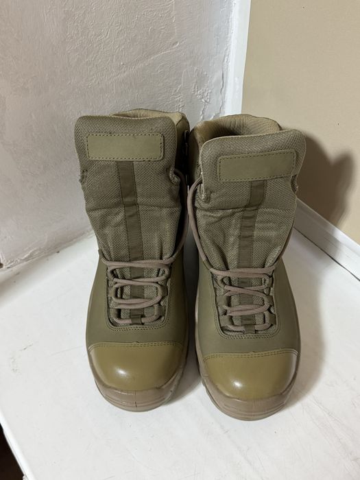 Черевики з високими берцями