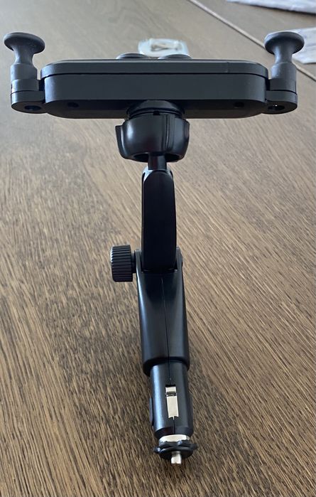 Suporte para telemóvel com ligação ao isqueiro e USB’s  (nunca usado)