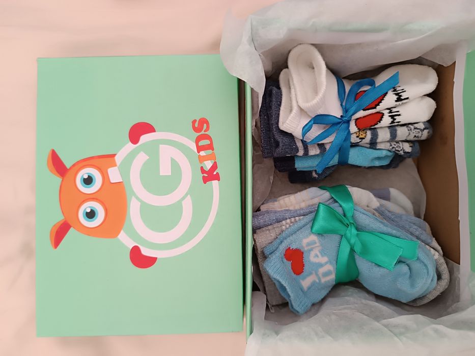 9 pares de meias 3 -12 meses, inclusive pares antiderrapantes.