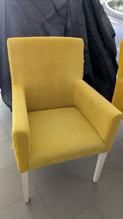 2 cadeirões amarelos